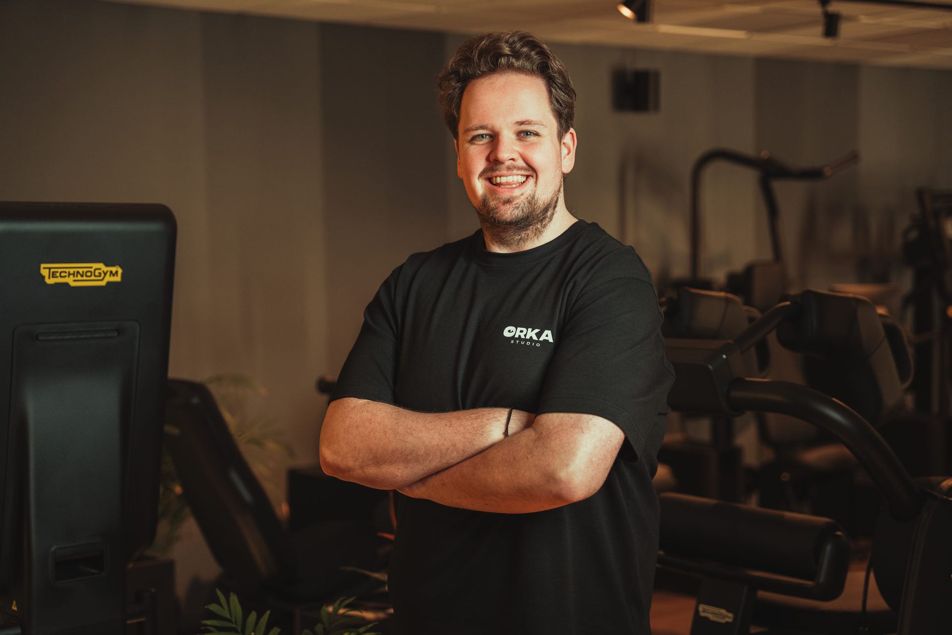 Portret van Aäron van ORKA Studio in gymomgeving