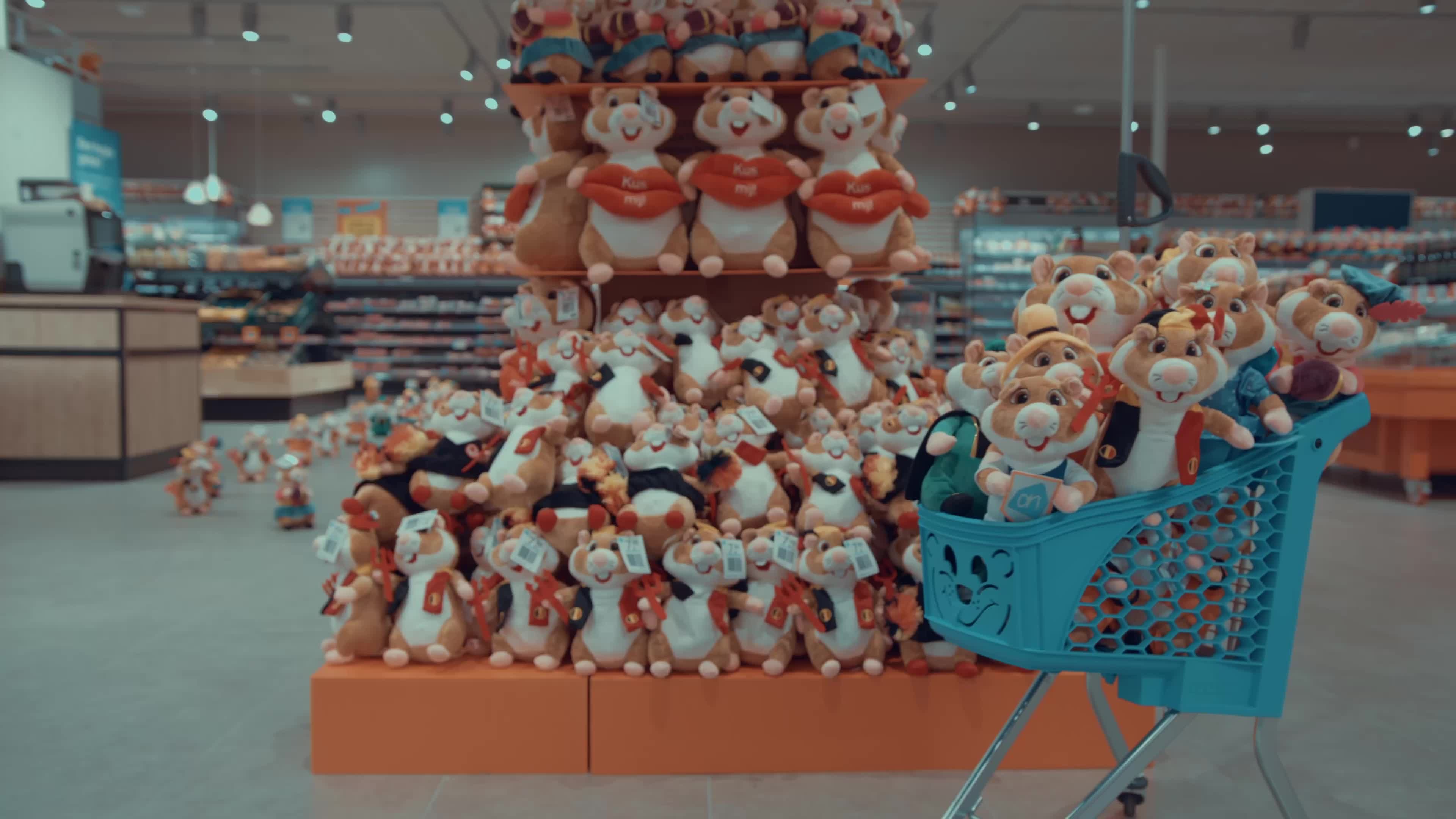 Campagnefoto van een Albert Heijn-winkelkar vol pluchen hamsters