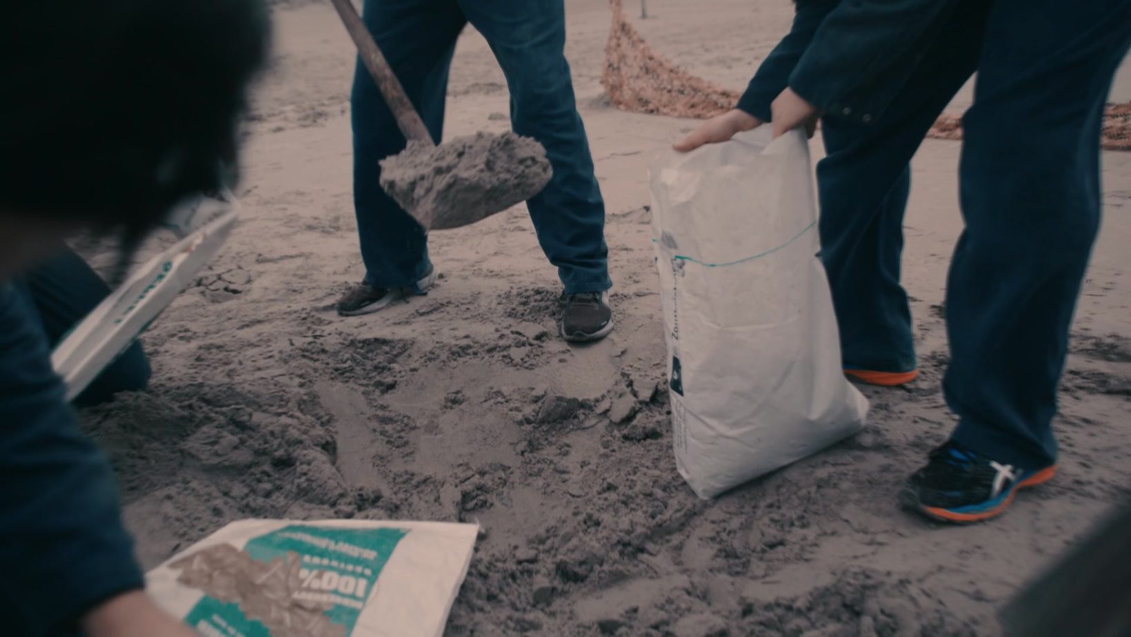 Detailbeeld van een opdracht met een zandzak tijdens Boundary Beach Bootcamp