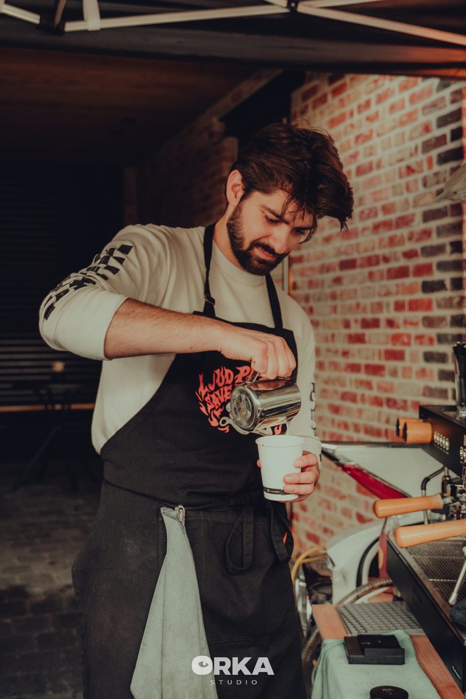 Koffieverkoper aan het werk op de braderij van Sint-Antonius