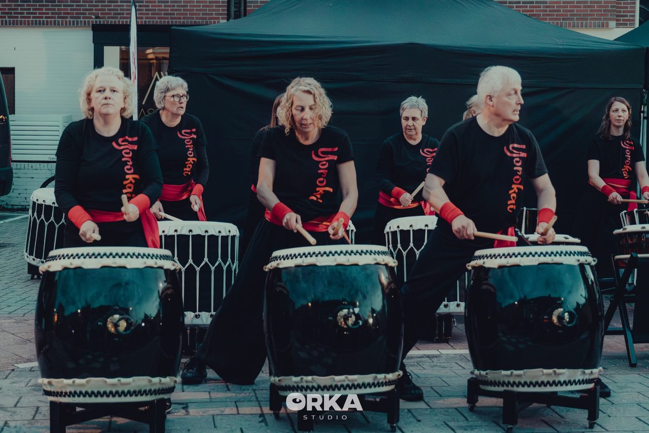 Drumgroep treedt op tijdens de braderij van Sint-Antonius