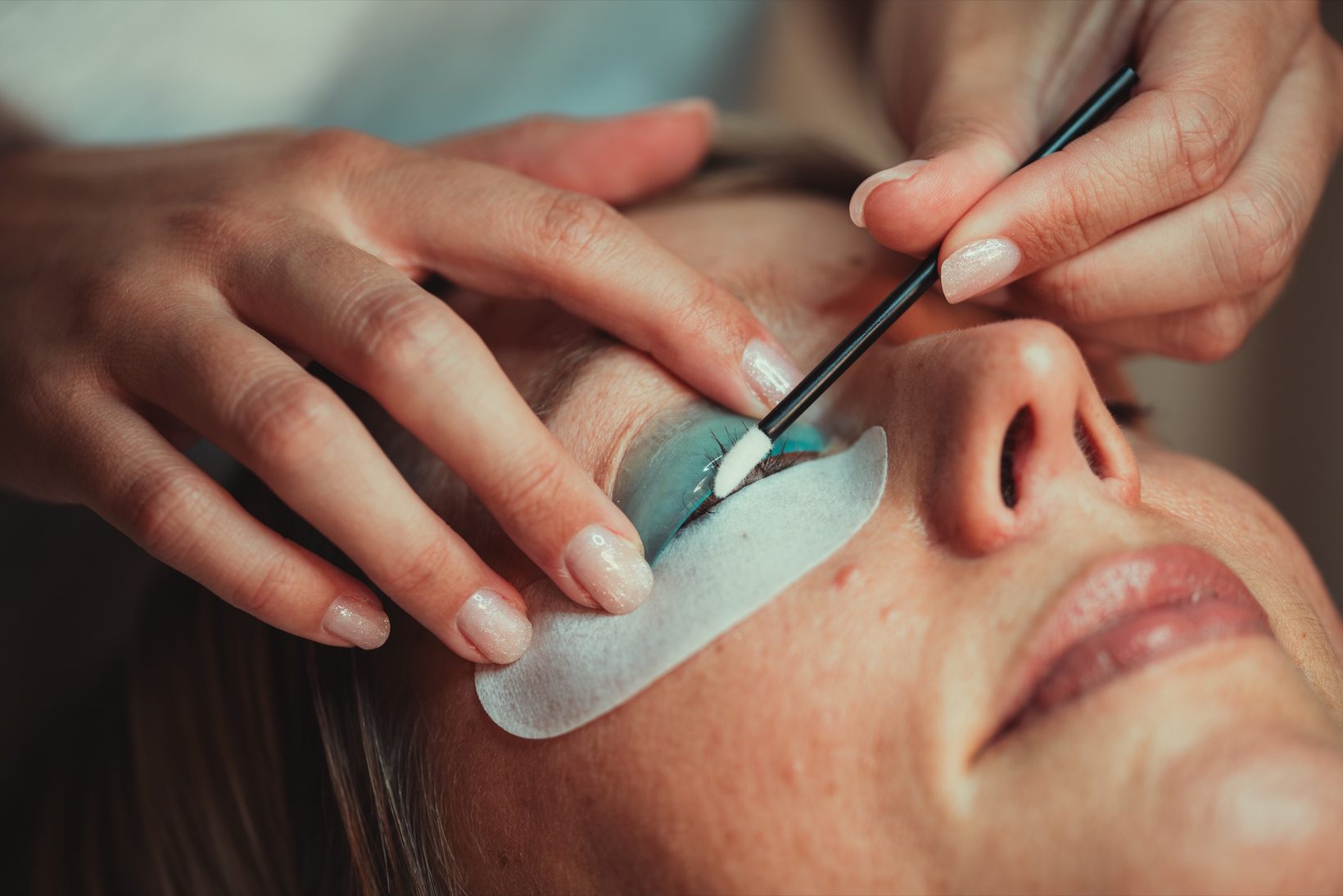 Detail van een wimperbehandeling in de salon van By Charlotte