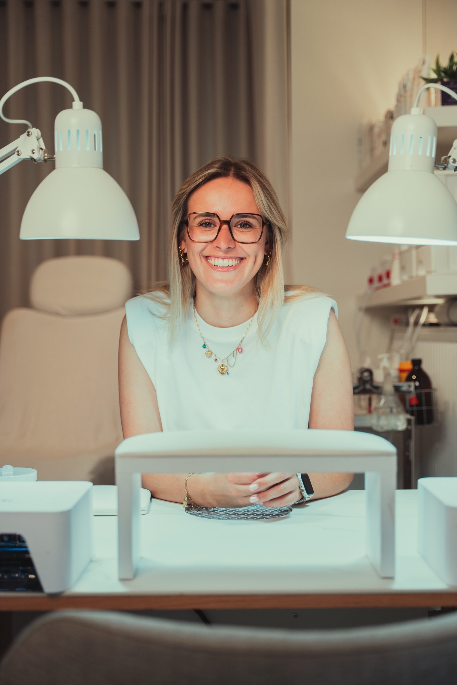 Charlotte achter haar werktafel in de salon