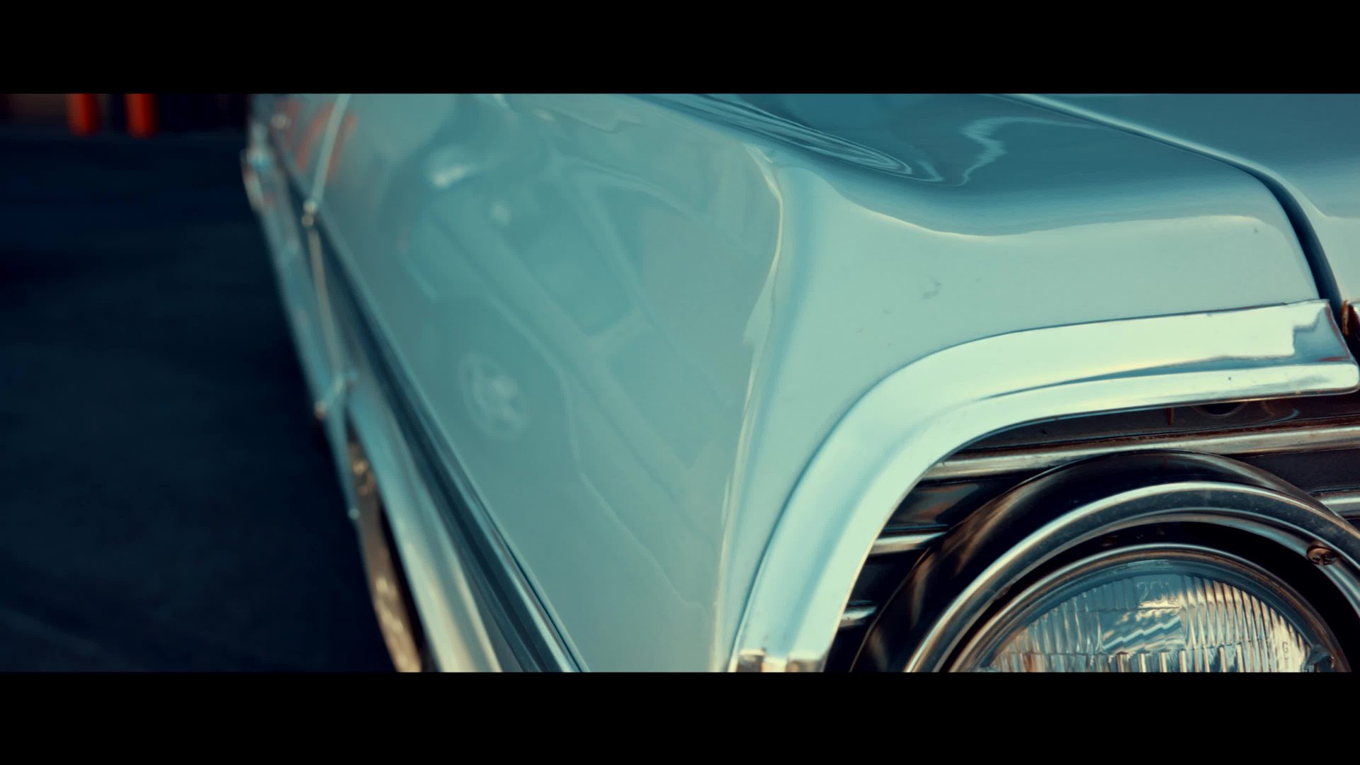 Detailbeeld van de carrosserie en koplamp van de klassieke Chevrolet Impala