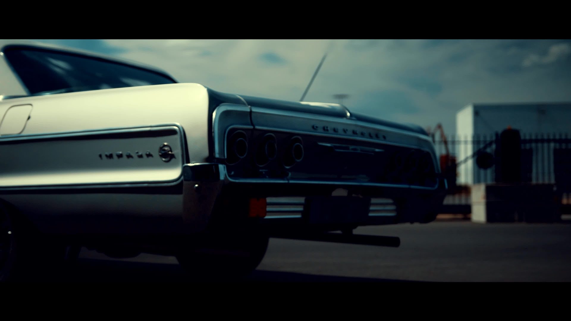 Achterzijde van de klassieke Chevrolet Impala met lage camerahoek