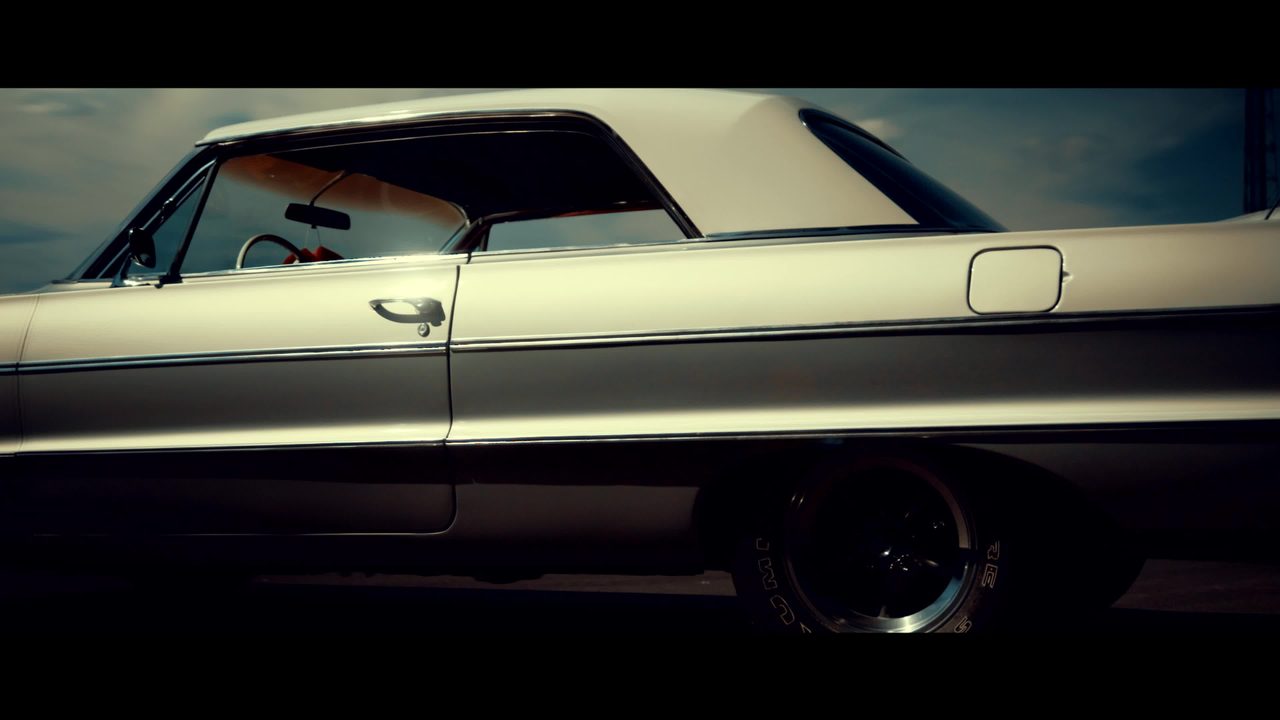 Zijaanzicht van een klassieke Chevrolet Impala in gericht licht