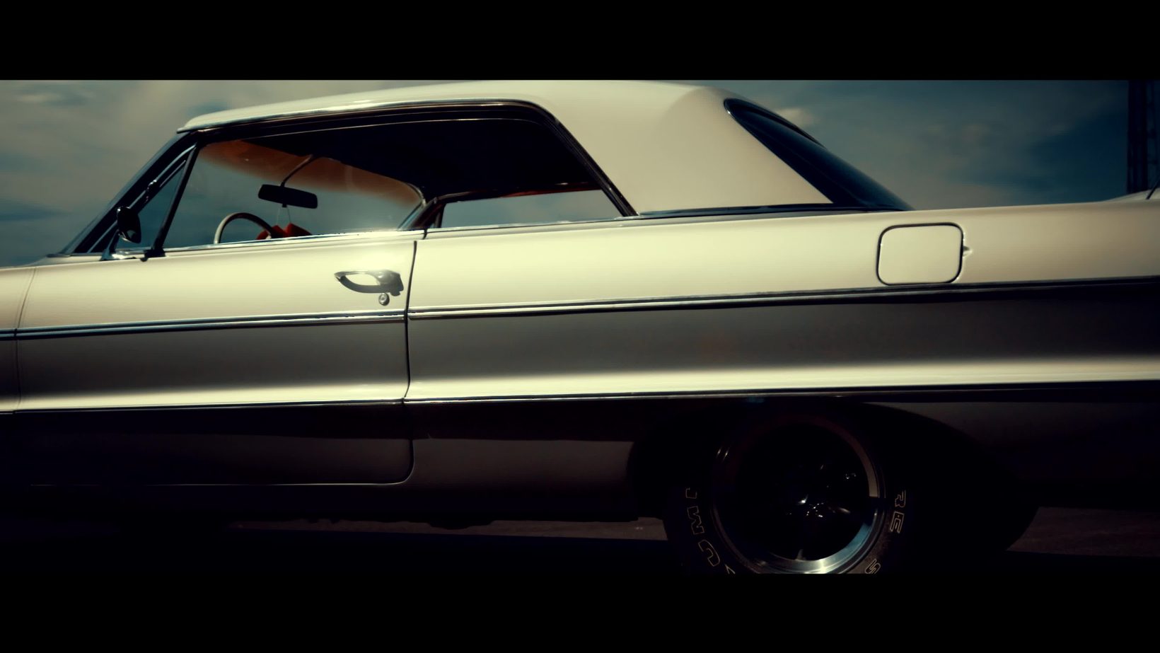 Zijaanzicht van een klassieke Chevrolet Impala in cinematic licht