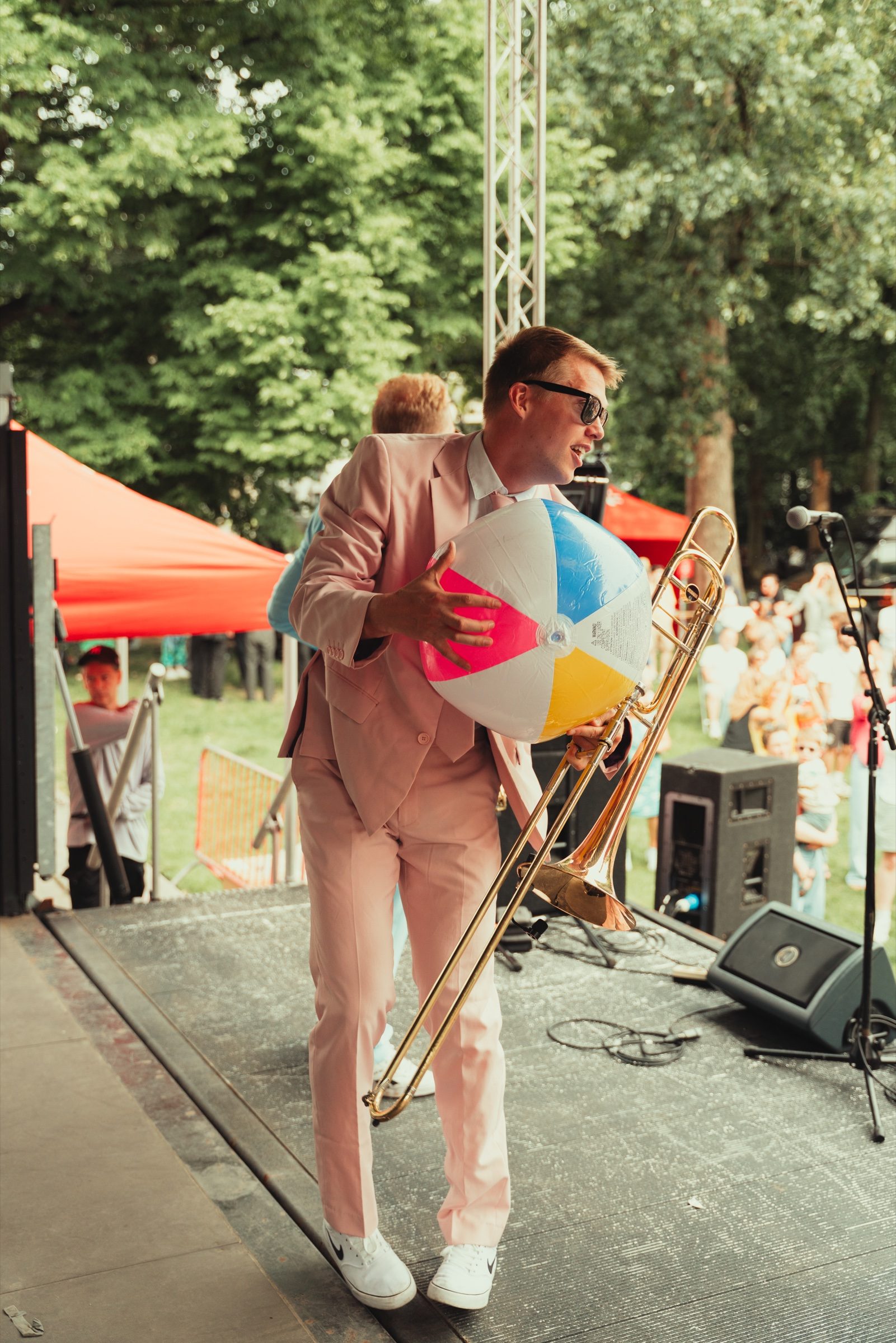 Trombonist van LAIF met een strandbal op het podium