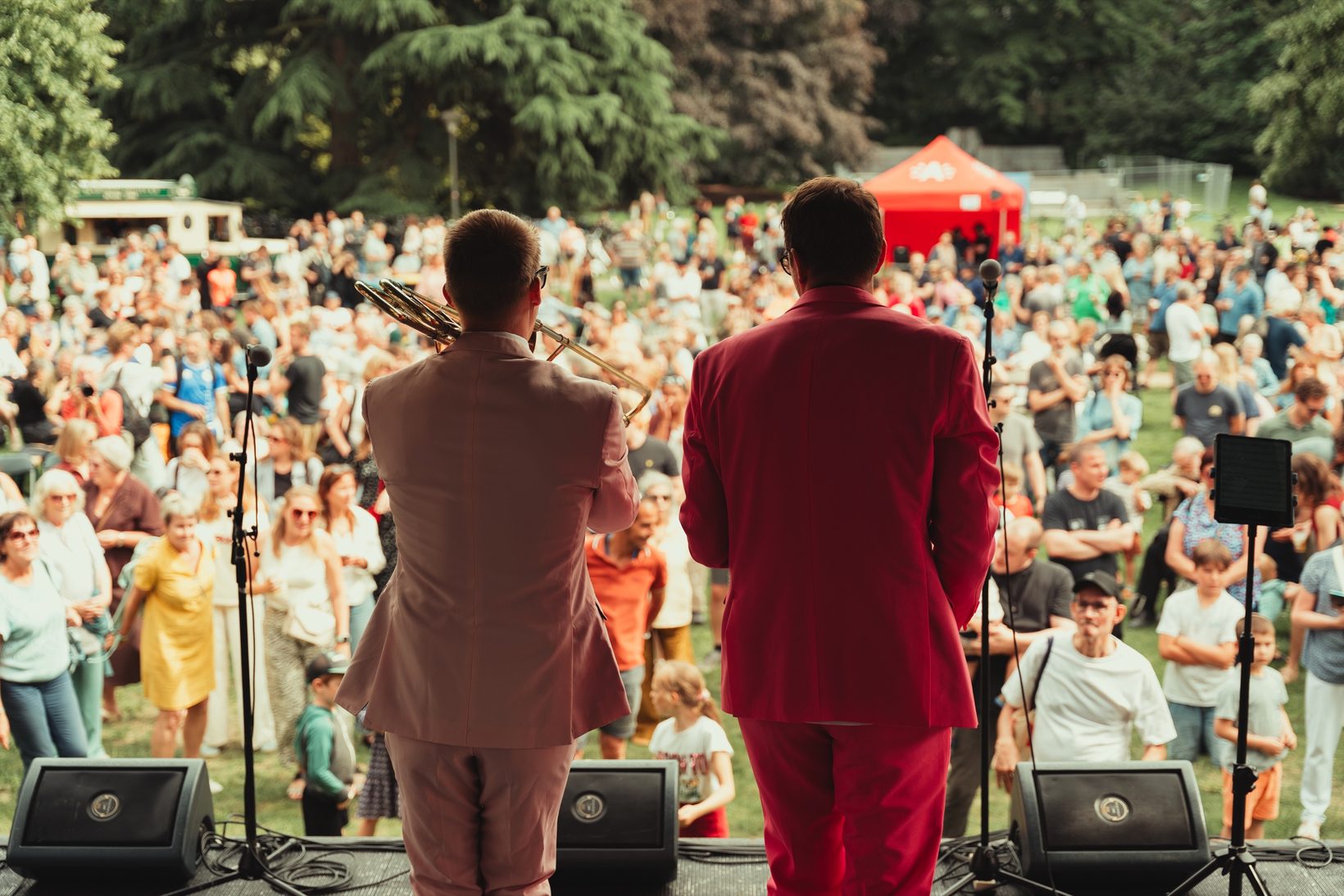 Twee muzikanten van LAIF gezien vanaf het podium met het publiek voor hen