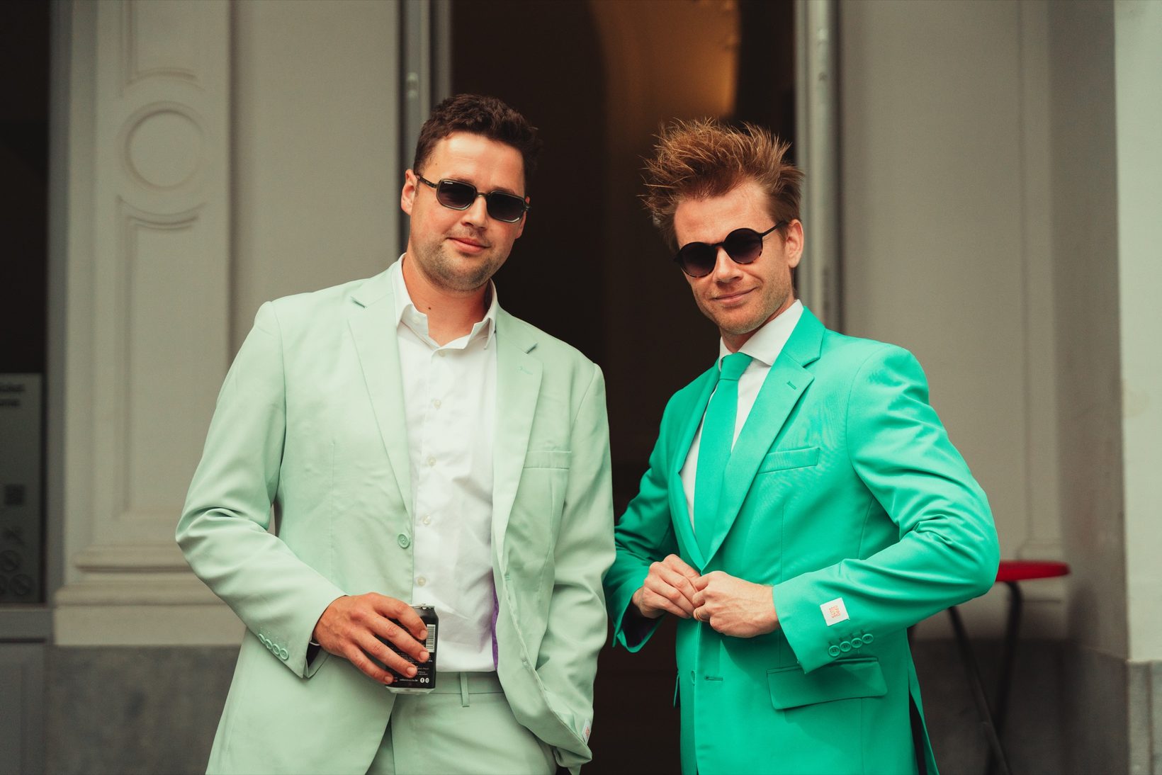 Twee muzikanten van LAIF geportretteerd voor het optreden