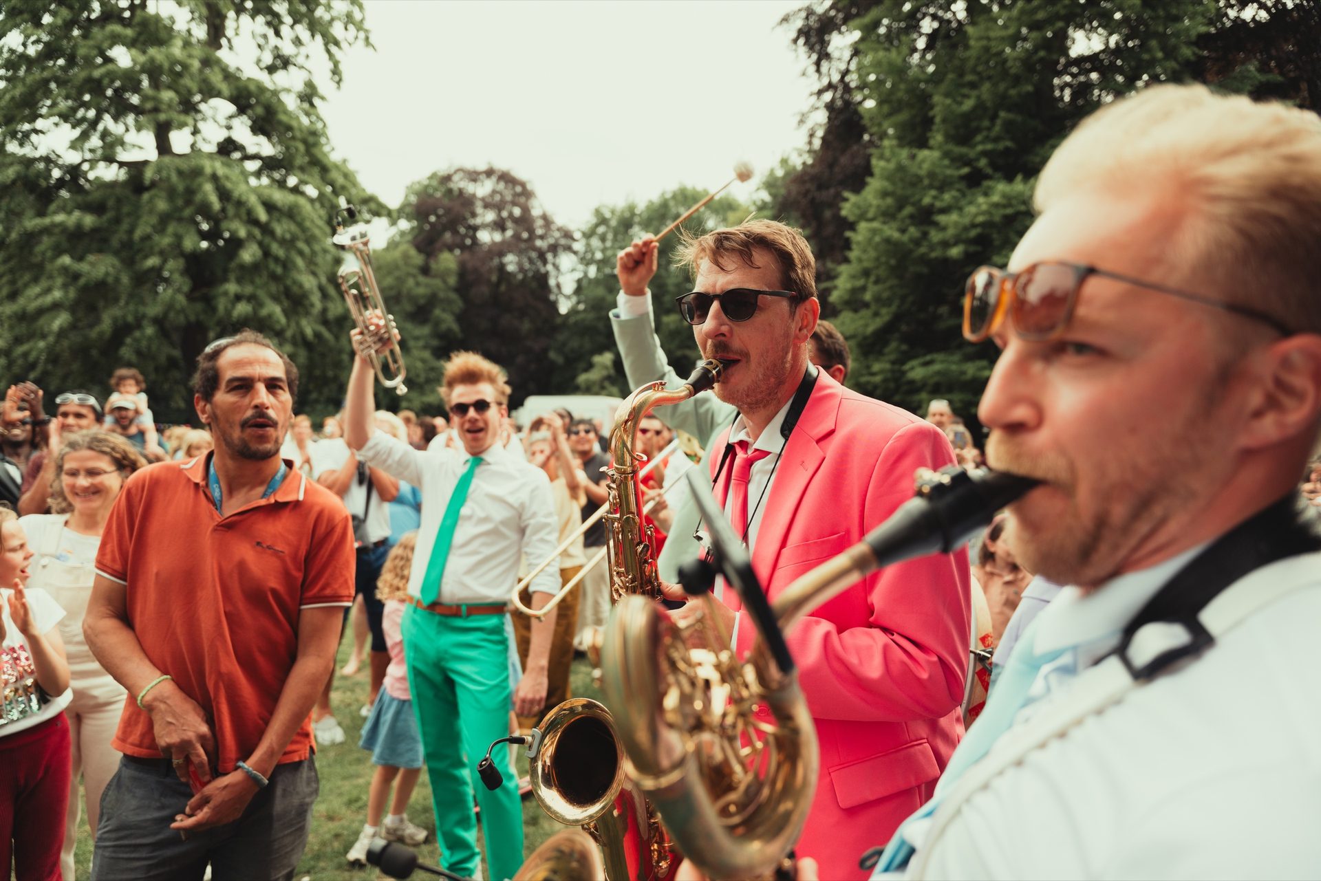 Muzikanten van LAIF spelen tussen het publiek tijdens Brasspartij in Antwerpen
