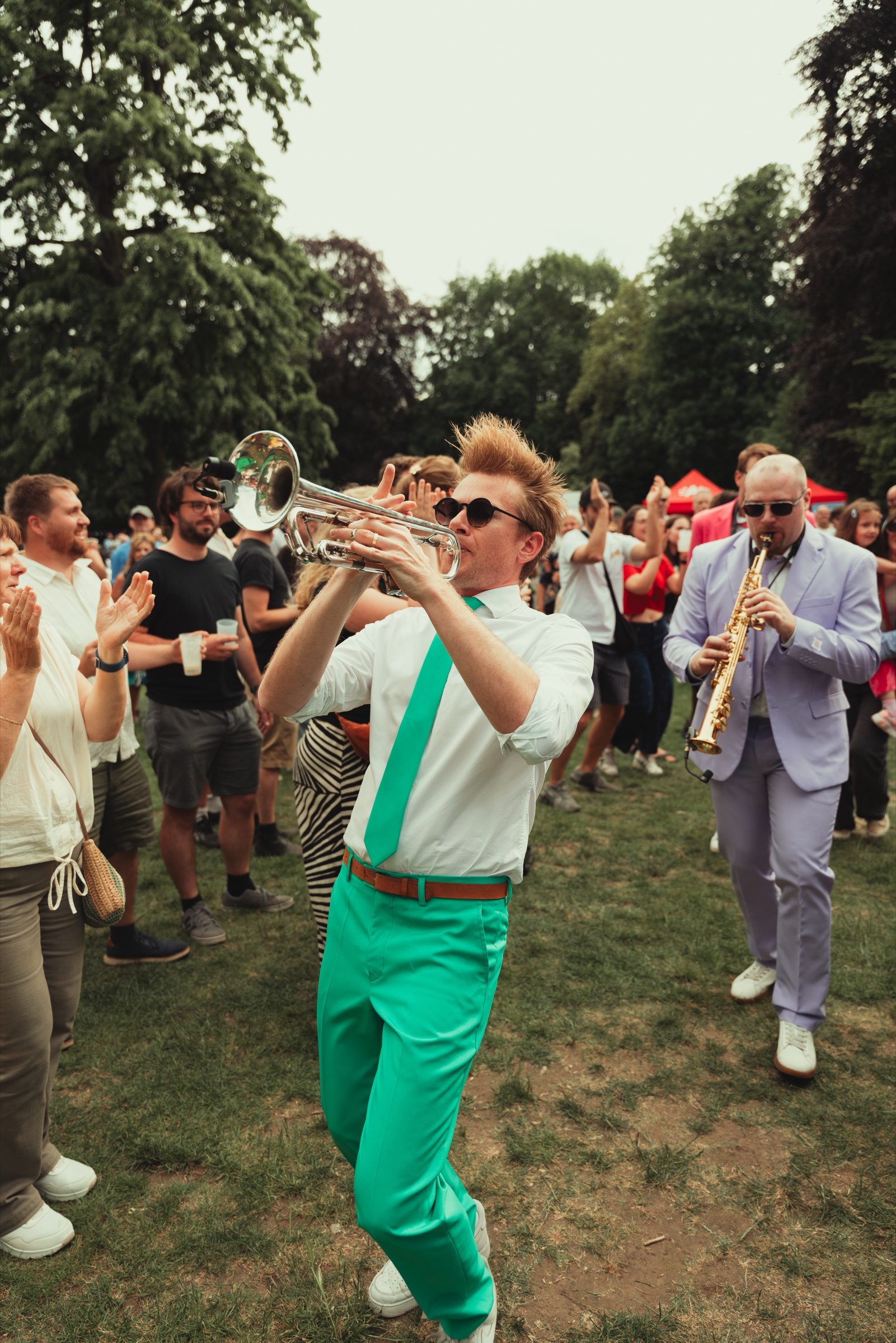 Trompettist van LAIF speelt tussen het publiek tijdens Brasspartij