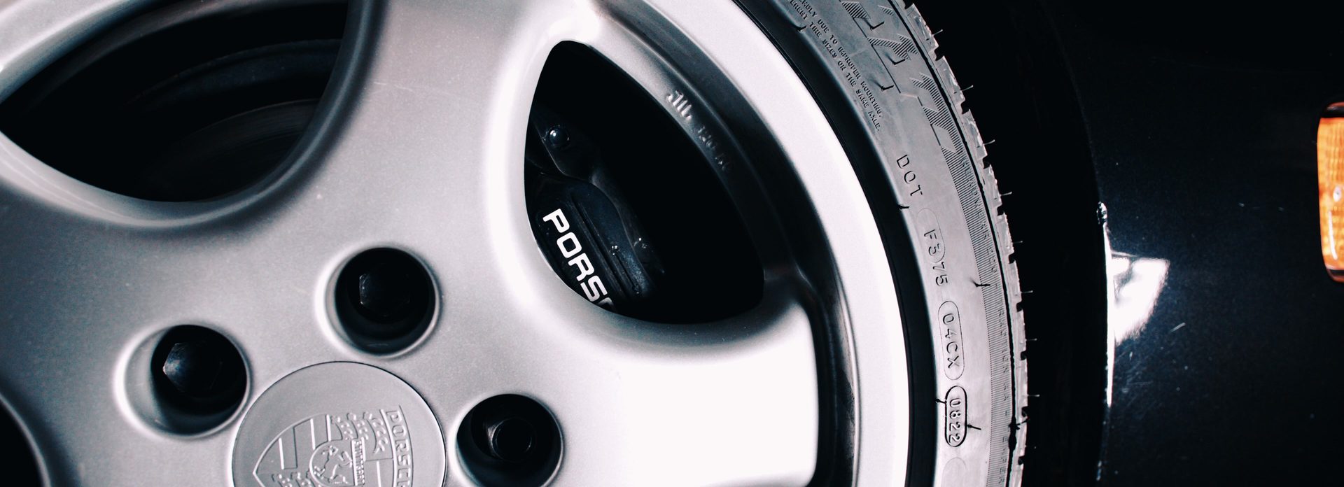 Detailbeeld van de velg en remklauw van een klassieke Porsche 911