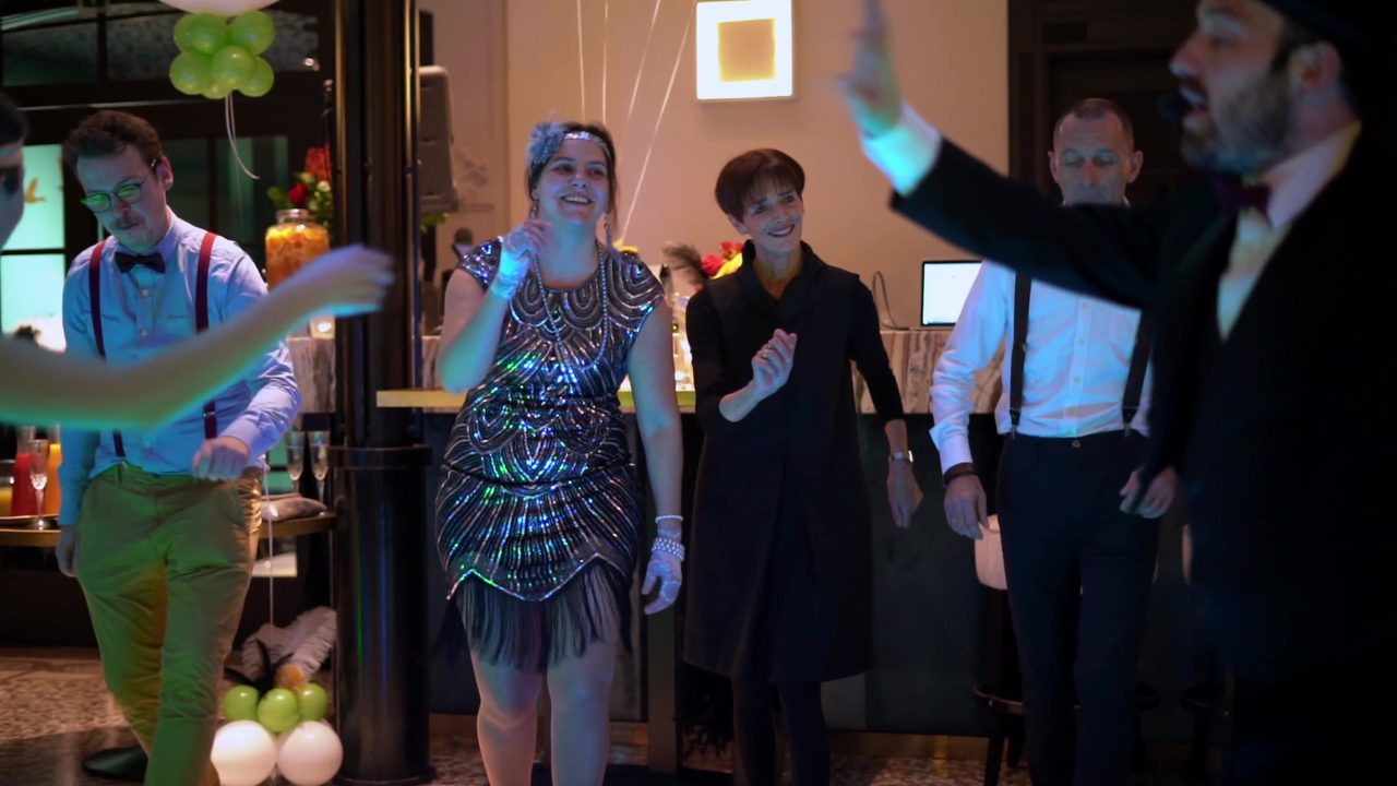 Gasten in jaren-twintigkleding op de dansvloer tijdens het Vopak-bedrijfsfeest in Antwerpen