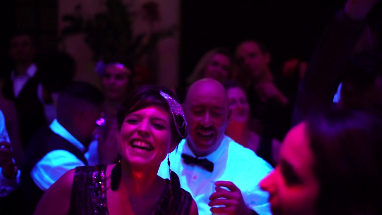 Lachende gast midden op de dansvloer tijdens het Vopak-bedrijfsfeest